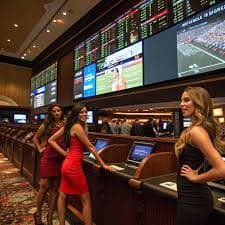 Pengguna bermain kasino online sambil mengakses fitur live chat untuk dukungan akun